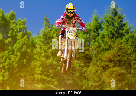 Motocross-Rennfahrer auf einen Sprung bei Motocross-Aktion in der Einöde in Nanaimo, BC. Stockfoto