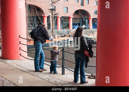 Eltern und Kind studierte Albert Dock in Liverpool. Stockfoto