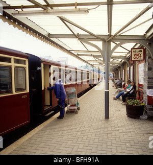 UK, Gwynedd, Nordwales, Porthmadog Zug am Bahnhof Bahnsteig wieder Stockfoto