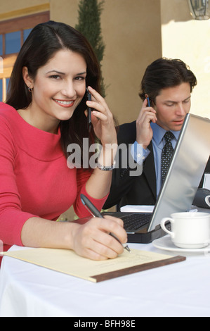 Mitte adult Business-Mann und Frau am Café im freien Tisch Stockfoto