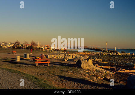 Steveston und Mount Baker, Washington angesehen von Garry Point Park, Richmond, Britisch-Kolumbien, Kanada Stockfoto