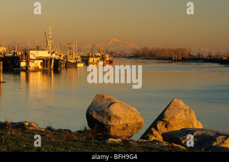 Steveston und Mount Baker, Washington angesehen von Garry Point Park, Richmond, Britisch-Kolumbien, Kanada Stockfoto