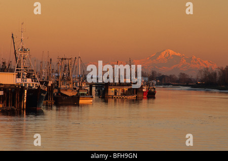 Steveston Docks und Mount Baker, Washington angesehen von Garry Point Park, Richmond, Britisch-Kolumbien, Kanada Stockfoto