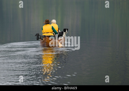 Paddler in einem Kanu auf Muchalat See in der Nähe von Gold River, Vancouver Island, British Columbia, Kanada. Stockfoto