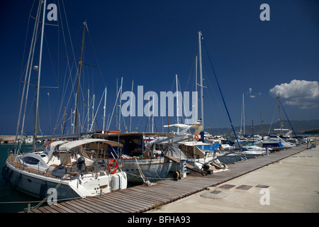 moderne und traditionelle Yachten im Hafen von Latchi Village in der Polis Gemeinde Republik Zypern Europa Stockfoto