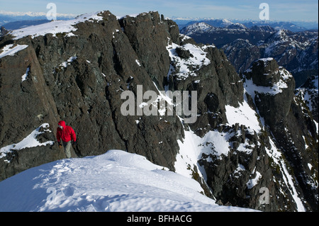 Einsamer Kletterer steigt Schneefeld des Mt. Cain Gipfel Blick nach Süden in Richtung Campbell River im Zentrum von Vancouver Island.  Britische Stockfoto