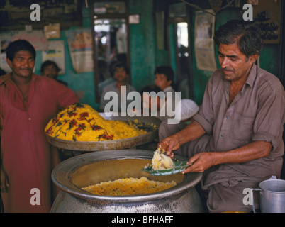 Kochen im Restaurant in Karachi, Südpakistan Safranreis. Stockfoto