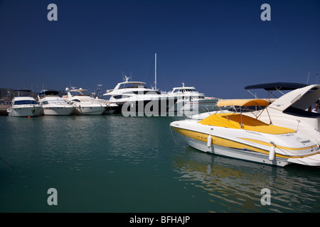 Luxus und teure Motoryachten Hafen von Latchi Village in der Polis Gemeinde Republik Zypern Europa Stockfoto