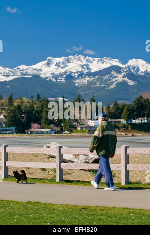 Schneebedeckten Mount Arrowsmith ragt über den Strand von Parksville BC. Stockfoto