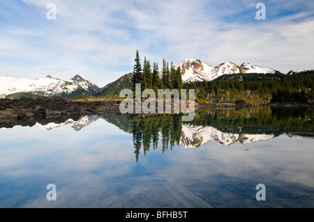 Mount-Preis und Klinker Peak (rechts) und die Sphinx-Gletscher (links), Garibaldi See, in der Nähe von Whistler BC. Stockfoto