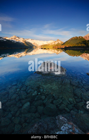 Die Sphinx-Gletscher bei Sonnenuntergang bietet eine schöne Kulisse für Garibaldi See im Garibaldi Provincial Park in der Nähe von Whistler BC. Stockfoto