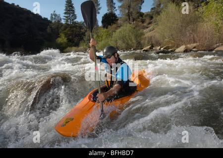 Mann am Gebirgsfluss Kajak Stockfoto