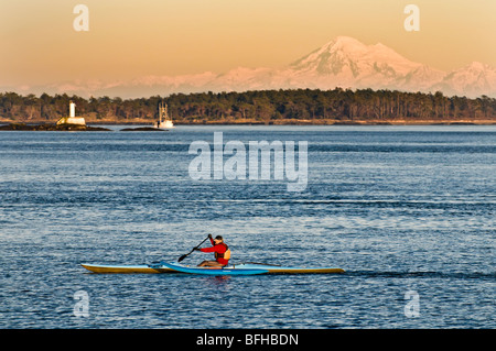 Ein Kajaker paddelt vor Oak Bay in der Nähe von Victoria BC mit Mount Baker im Hintergrund. Stockfoto