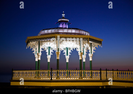 Denkmalgeschützten, restaurierten viktorianischen Musikpavillon mit kunstvollen Schmiedearbeiten, auf Brighton und Hove Küste kurz nach Sonnenuntergang. Stockfoto