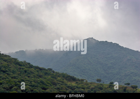 Ein Regenguss fließt über den Kamm des Berges nördlich von Ajijic South in Richtung Lake Chapala, Mexiko. Stockfoto