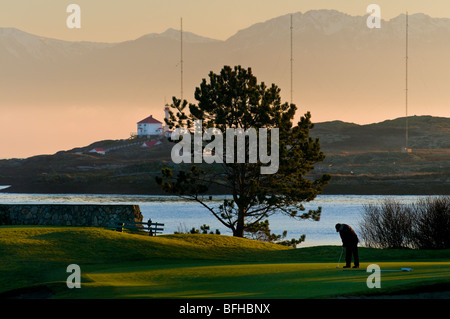 Die Olympic Mountains und Trial Insel Licht bieten eine dramatische Kulisse für Victoria Golf Club in Victoria BC. Stockfoto