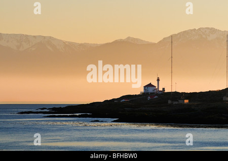 Die Olympic Mountains bieten eine dramatische Kulisse für Trial-Insel-Licht in der Nähe von Victoria BC. Stockfoto