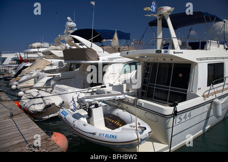 Rückseite des Luxus-Cruiser-Yachten im Hafen von Latchi Village in der Polis Gemeinde Republik Zypern Europa Stockfoto