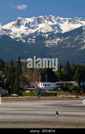 Schneebedeckten Mount Arrowsmith ragt über den Strand von Parksville BC. Stockfoto