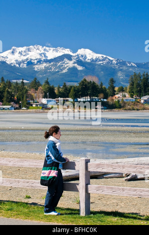 Schneebedeckten Mount Arrowsmith ragt über den Strand von Parksville BC. Stockfoto