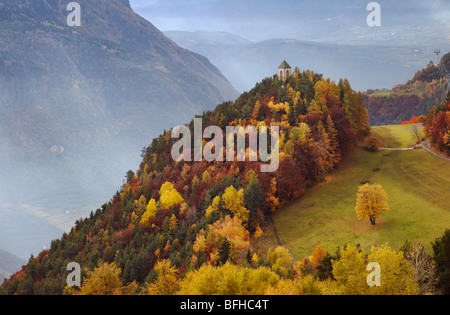 Kirche Sankt Jakob unter Soprabolzano, die durch die Rittner Seilbahn nach Bozen verbunden ist. Südtirol-Italien Stockfoto