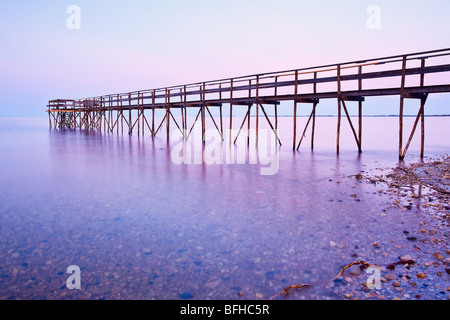 Holzsteg am Lake Winnipeg in der Abenddämmerung.  Matlock, Manitoba, Kanada. Stockfoto