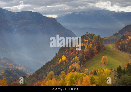 Kirche Sankt Jakob unter Soprabolzano, die durch die Rittner Seilbahn nach Bozen verbunden ist. Südtirol-Italien Stockfoto