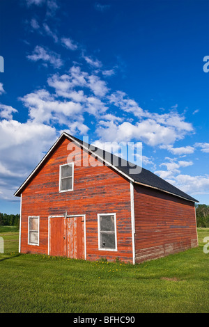 Red Barn in der historischen isländischen Siedlung Hecla Dorf, Hecla Island Provincial Park, Manitoba, Kanada. Stockfoto