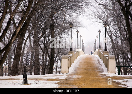 Frisch geschliffen Assiniboine Park Fußgängerbrücke an nebligen Wintermorgen.  Winnipeg, Manitoba, Kanada. Stockfoto