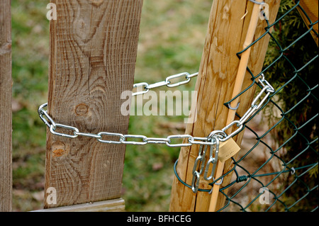 geschlossene Gartentor Stockfoto