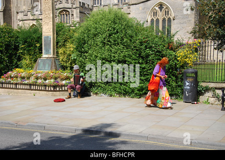 Straßenmusikant in Glastonbury High Street Somerset England Stockfoto