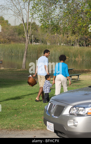 Familie mit einem Kind (5-6) Picknick im park Stockfoto