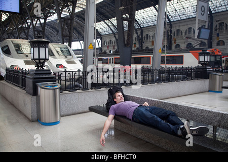 junger Mann am Bahnhof Stockfoto