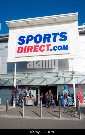 Sport-Direct.com-Shop auf eine Gewerbeeinheit, UK. Menschen beim Einkaufen bei Sports Direct. Stockfoto