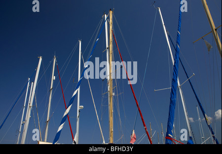 viele Masten der Yachten im Hafen von Latchi Village in der Polis Gemeinde Republik Zypern Europa Stockfoto