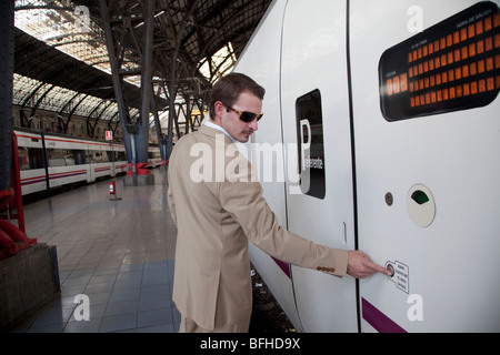 Jungunternehmer am Bahnhof Stockfoto