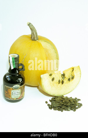 Steirischen Ölkürbis (Cucurbita Pepo var. Styriaca), Obst, Stück von Früchten, Samen und eine Flasche Öl, Studio Bild. Stockfoto