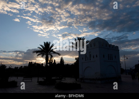 Ein Quadrat bei Sonnenuntergang vor der Koutoubia in Marrakech, Marokko Stockfoto