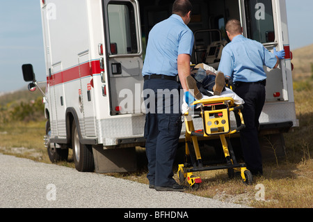 Sanitäter transportieren Opfer auf Keilrahmen Stockfoto