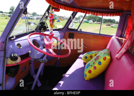 farbenfrohe Einrichtung des klassischen T1 VW-bus Stockfoto