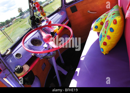 farbenfrohe Einrichtung des klassischen T1 VW-bus Stockfoto