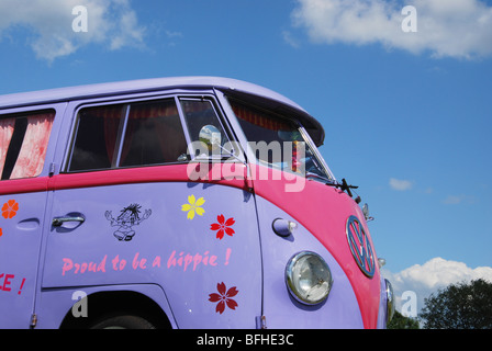 Klassische VW-Bus gegen blauen Himmel Stockfoto