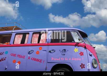 Klassische VW-Bus gegen blauen Himmel Stockfoto