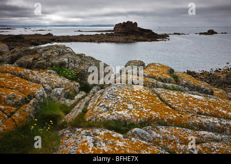 Sonne bricht durch Regenwolken an Port-Blanc, Bretagne, Frankreich Stockfoto