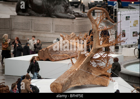 Ghost-Bäume-Ausstellung von Alison Palmer am Trafalgar Square im Zentrum von London Stockfoto