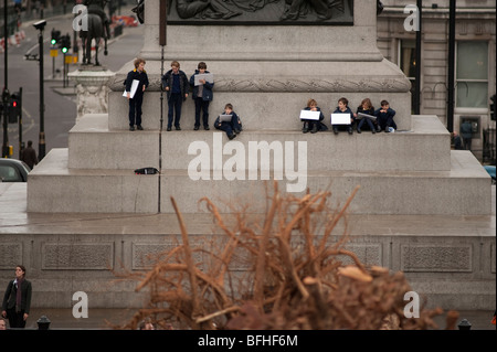 Ghost-Bäume-Ausstellung von Alison Palmer am Trafalgar Square im Zentrum von London Stockfoto