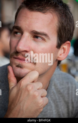 Porträt eines jungen Mannes Holding Kinn und denken Stockfoto