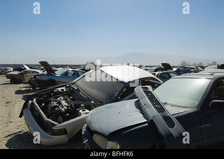 Autos in Schrottplatz Stockfoto