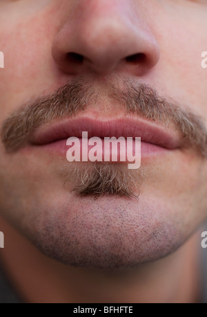 Extreme Nahaufnahme auf einen Mund und Schnurrbart ein junges Männchen Stockfoto
