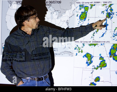 Arzt Eric Rasmussen zeigt auf einer Wetterkarte Forcast in Wichita, Kansas, USA, 9. Juni 2009 Stockfoto